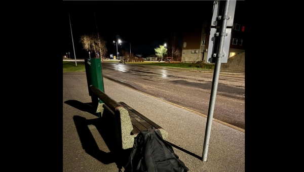 Luhasoo bussipeatusesse jäetud must seljakott tekitas ärevust